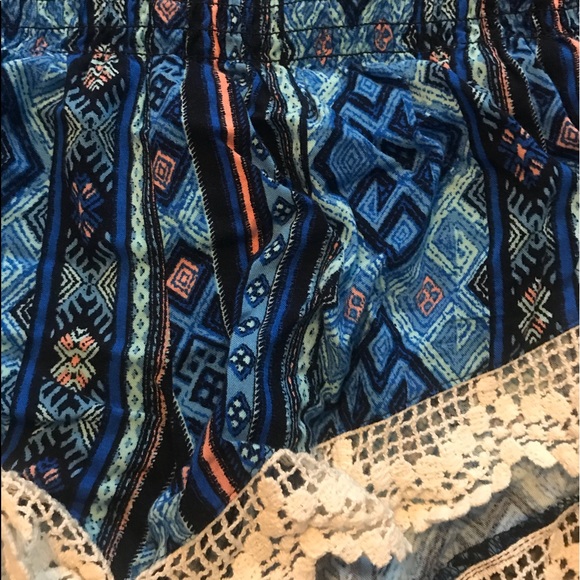 Tribal lace flows shorts - Picture 3 of 4